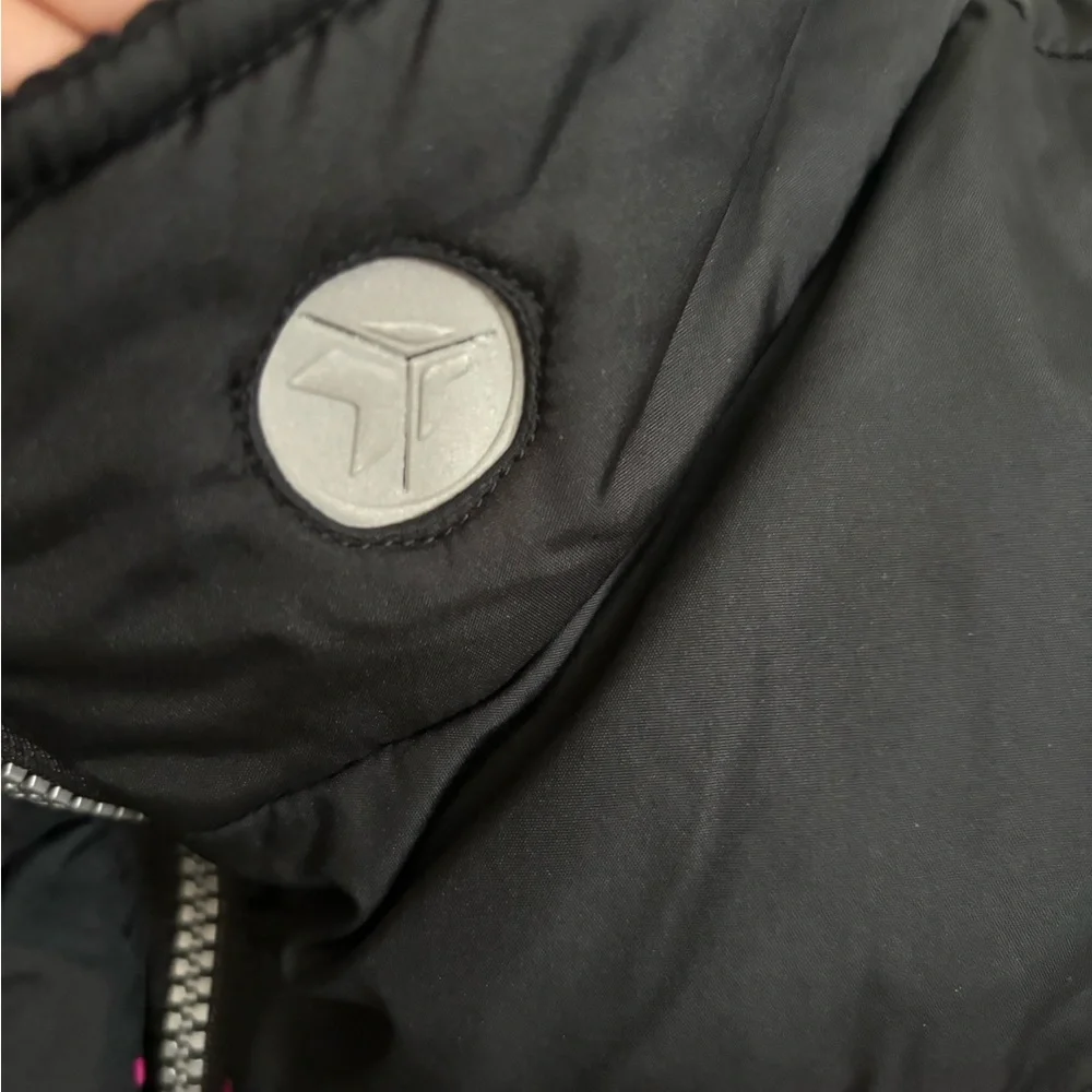 ZEROXPOSUR. Super cute girls puffer vest with a‎ little bling.